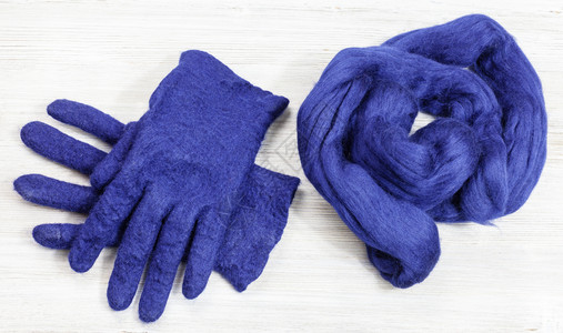 使用湿感觉工艺蓝色梅里诺羊毛制手套羊毛感觉手套和皮材料图片