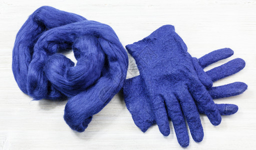 使用湿感觉工艺蓝色梅里诺羊毛制手套羊毛感觉手套和皮刺图片