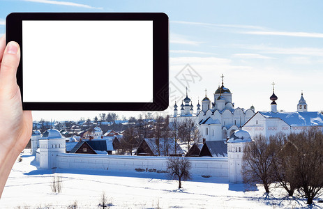 旅行概念俄罗斯冬季苏兹达尔镇交接修道院波克罗夫斯基修道院用智能手机拍摄的旅游照片带有剪切屏空白广告位置背景图片