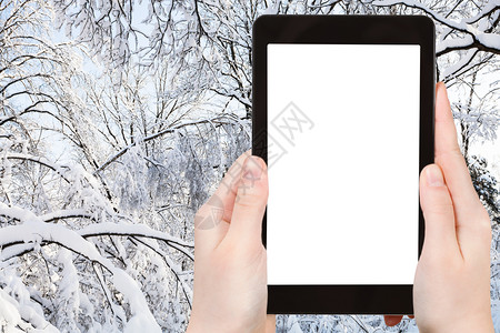 旅行概念莫斯科市城公园冬季雪分区滑点的旅游照片用智能手机拍摄带空白广告位置的剪切屏背景图片