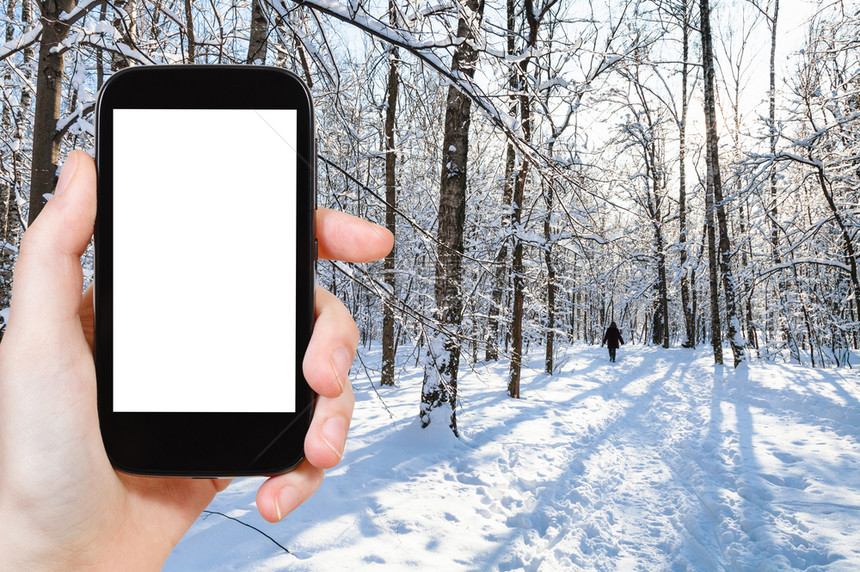 旅行概念莫斯科市城公园冬季雪地路旅游照片用智能手机拍摄空白剪贴屏广告位置图片