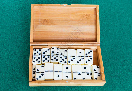 绿烤桌竹盒中的白多米诺瓷砖集图片