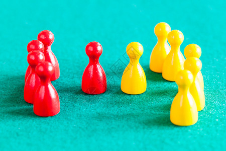 场景概念少有红棋子领导者在几个黄棋子面前领导者在绿色烤肉桌上图片