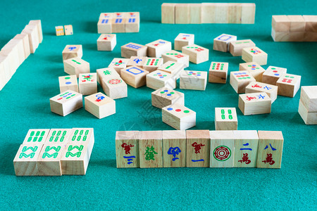Mahjong游戏的板侧边视图绿色烤桌上基于瓷砖的战略棋盘游戏图片