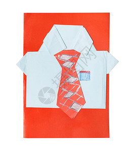手工制作的父亲节贺卡红色封面上有男式衬衫领带的纸拼贴图片
