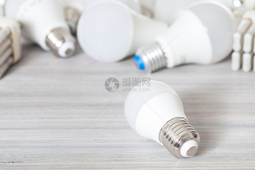 一个白色LED灯泡光关闭在灰色木板上安装节能灯图片