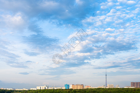 莫斯科市区上空有云的夏午天空背景图片