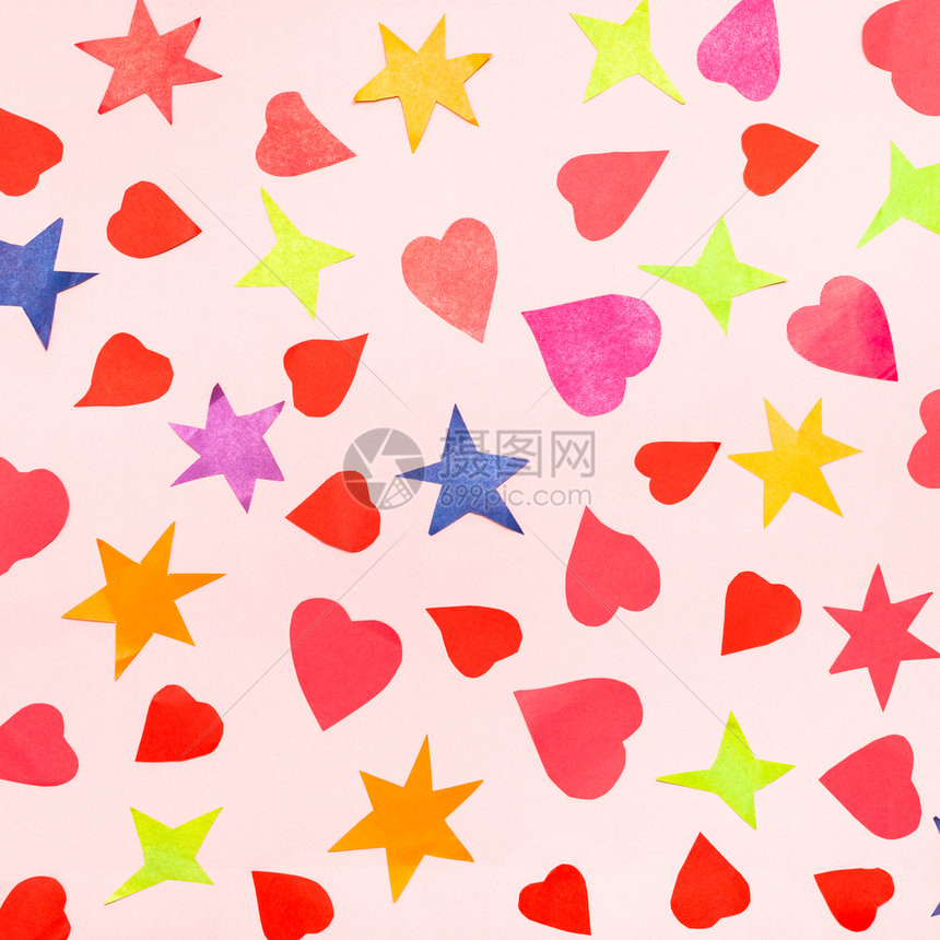 粉红面纸上的彩颜色剪切了许多恒星和红心的拼图图片