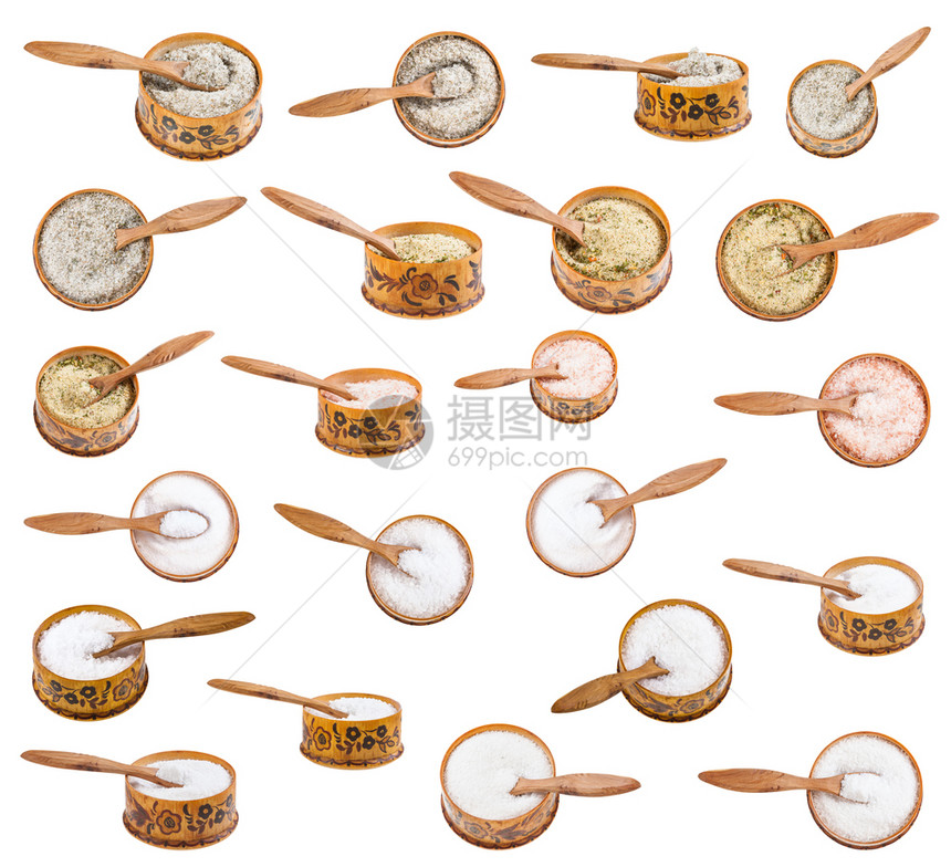 用小勺子和各种盐类在白色背景上隔离的木制盐窖图片
