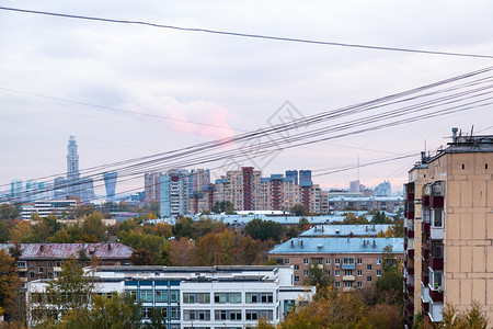 秋天晚上在莫斯科市住宅区上空的蓝日落天俄罗斯高清图片素材