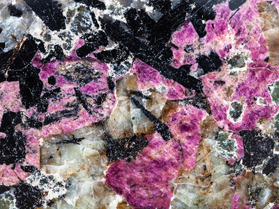 使用紫透析矿物和黑乙基水晶的抛光硅酸锡石lujaurite的天然本底图片