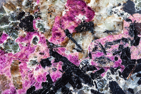 表面天然锡石Lujaurite岩底背景含有紫透析矿物和黑乙酰水晶图片