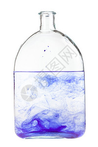 红染料在孤立于白底的瓶子中水溶解图片