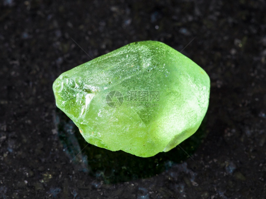 地质采集的自然矿物样本查封黑色花岗岩底奥利维尼PeridotChrysolite结晶PeridotChrysolite巴基斯坦纳图片