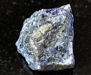 地质采集中自然矿物样本的查封乌克兰黑色花岗岩背景上的StibniteAntimonite粗StibniteAntimonite矿结构高清图片素材