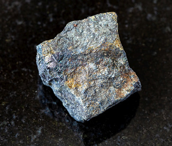 地质采集的天然矿物样本查封来自阿塞拜疆的有黑色花岗岩背景的生土石来自阿塞拜疆的黑花岗岩背景有迦罗石岩黄色的高清图片素材
