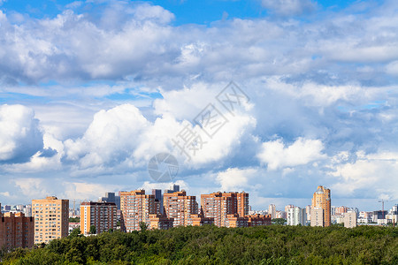 城市公寓楼和绿色城市公园的蓝天空中大白云图片