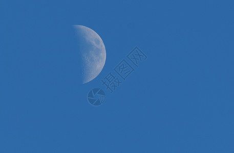 天空中的大月亮背景图片