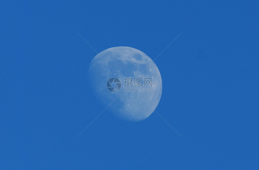 天空中的大月亮图片