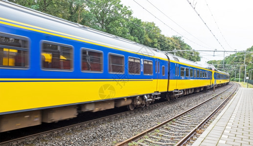 平台上市户外荷兰农村的火车培训从荷兰到农村图片