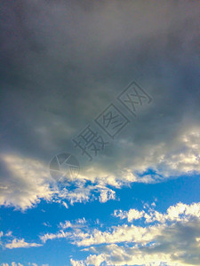 云彩遮挡下露出部分蓝色的天空图片