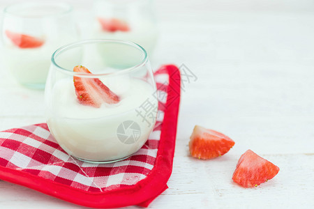 清除木头新鲜的原味酸奶在白木背景上用清玻璃的新鲜草莓图片