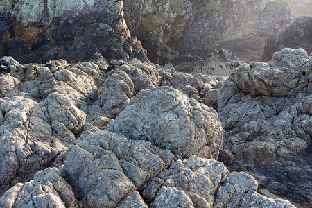 浪潮布列塔尼海岸的岩石结低图片