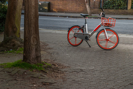 树车辆路边的红色BikeSilver在伦敦路上被孤立户外图片
