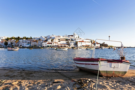 阿尔加维村庄船在葡萄牙阿尔加夫的Ferragudo图片