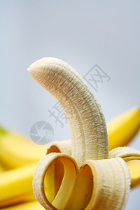 剥开的香蕉背景图片