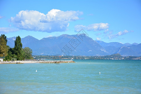 天空下的山峰和海岸线图片