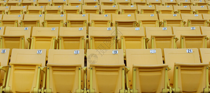 运动竞赛看台上的黄色座位竞技场图片