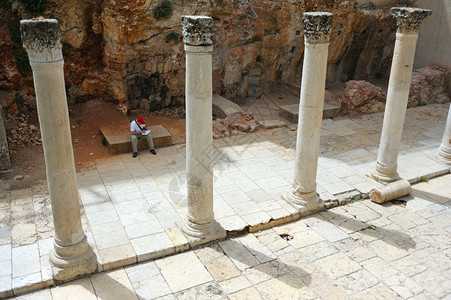 古老的城市路面在耶撒冷旧城区挖掘的古罗马高原柱子中图片