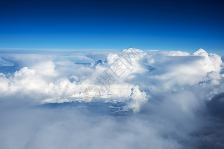 厚实的蓝天白云背景图片