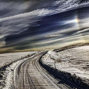 村庄的雪地道路图片