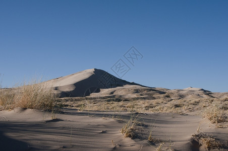 蓝天下的沙漠背景背景图片