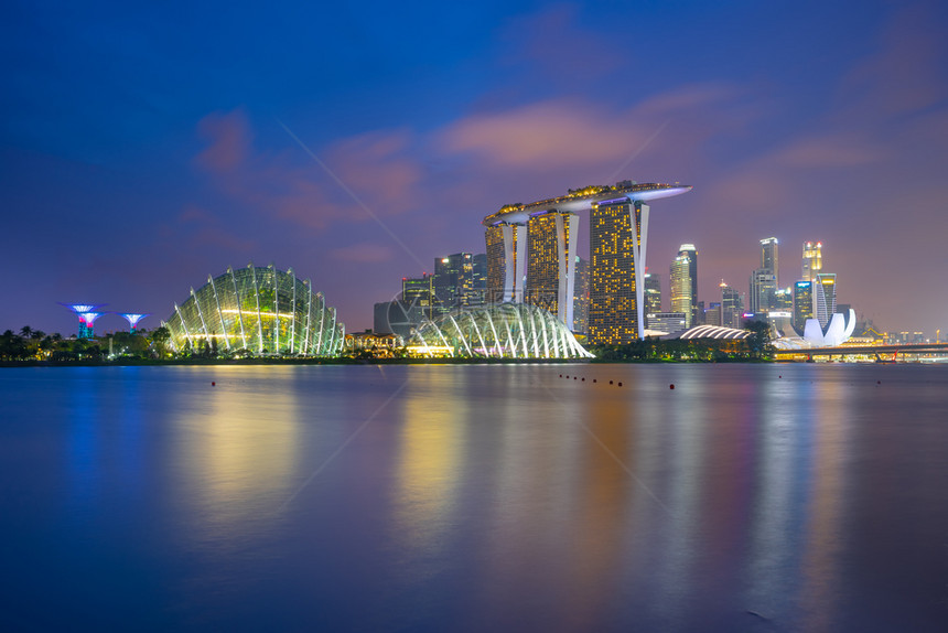 亚洲夜晚码头新加坡城市天线全景观图片