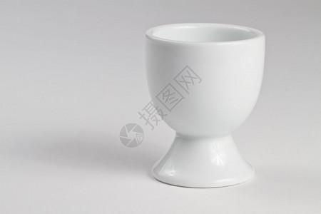 杯子白色背景上一个空白鸡蛋杯厨房简单的高清图片