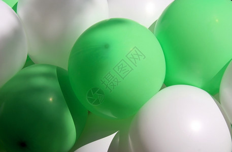 对角线氦背景白气球和绿色现位于对角庆典背景图片
