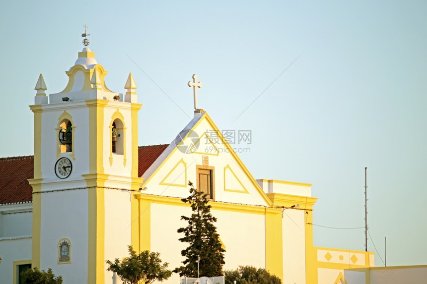 葡萄牙日落时从费拉古多来的教堂会阿尔加维欧洲图片