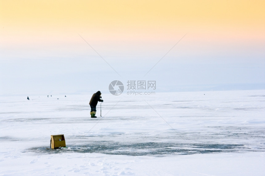 冬天钓鱼的人图片