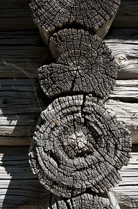 村庄房屋中的旧木墙纹理裂缝质地木头图片