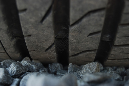 关闭停在石块上的汽车轮胎剖面卵石银雅各布斯图片