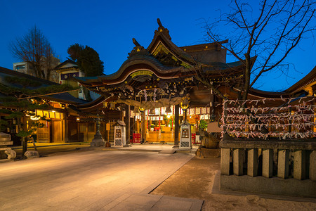 夜晚的日本神社图片