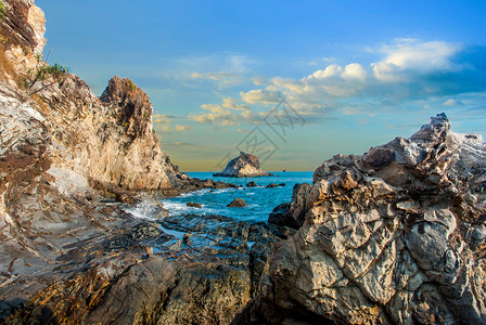 自然杰出的蓝色海中小岛屿美丽背景图片