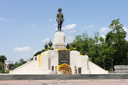 拉玛雕像泰国曼谷卢姆菲尼公园入口处拉马六世国王神像鲁比尼图片