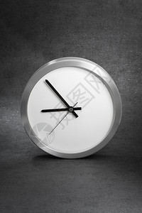 空白的时间灰色背景上没有数字的时钟模拟图片