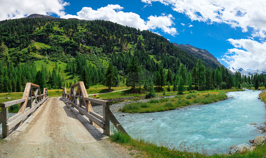 阿尔卑斯山脉下的河流和小桥图片