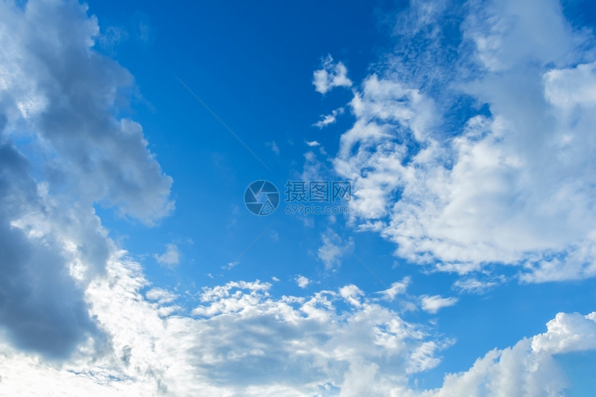 天空蓝黄昏时有云空气明亮的平流层图片