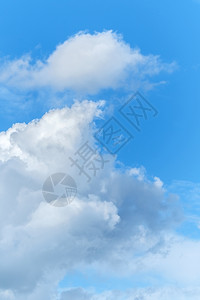 蓝色的空气天有云的蓝色天空高图片